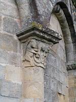 Saint-Julien-du-serre, Eglise, Chevet, Chapiteau, Monstre tenant un animal par la patte